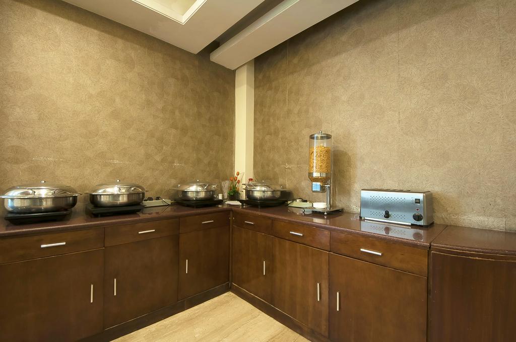 Alpina Hotels & Suites New Delhi Exterior foto