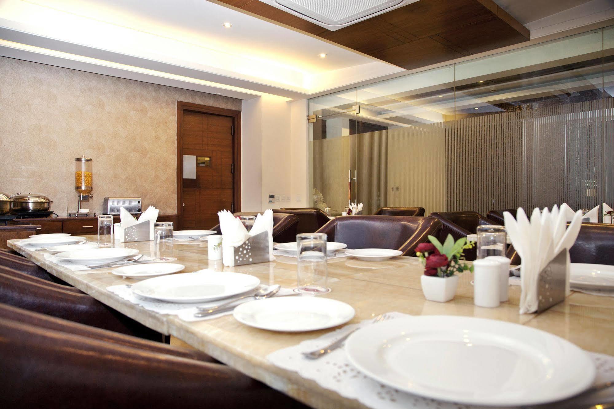 Alpina Hotels & Suites New Delhi Exterior foto