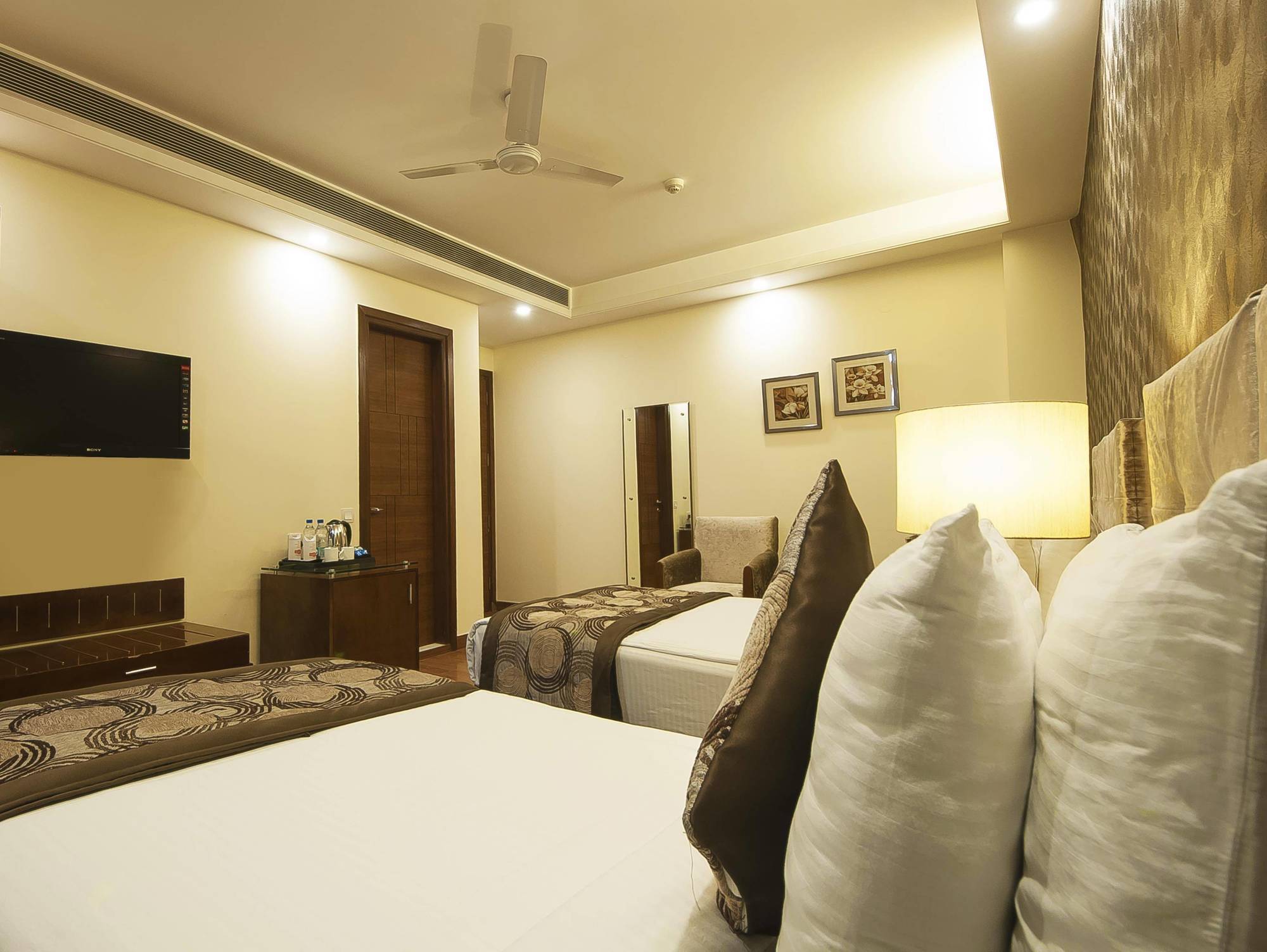 Alpina Hotels & Suites New Delhi Exterior foto