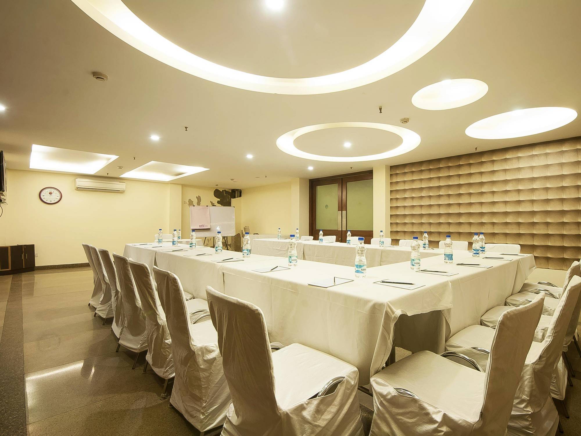 Alpina Hotels & Suites New Delhi Exterior foto